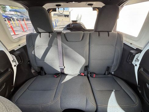 Used 2025 Jeep Wrangler Sahara image 38