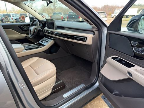 Used 2023 Lincoln Aviator AWD w/ Premium Package image 17