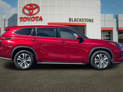 Used 2022 Toyota Highlander XLE FWD image 2