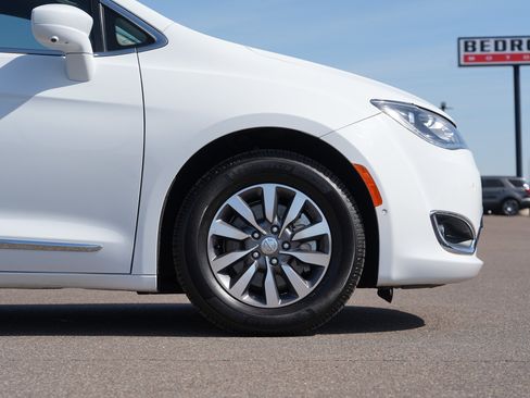 Used 2020 Chrysler Pacifica Touring-L Plus w/ Advanced Safetytec Group FWD image 11