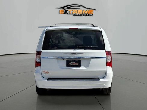 Used 2015 Chrysler Town & Country Touring w/ Driver Convenience Group FWD image 5