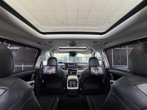 Used 2023 Kia Carnival SX Prestige FWD image 4