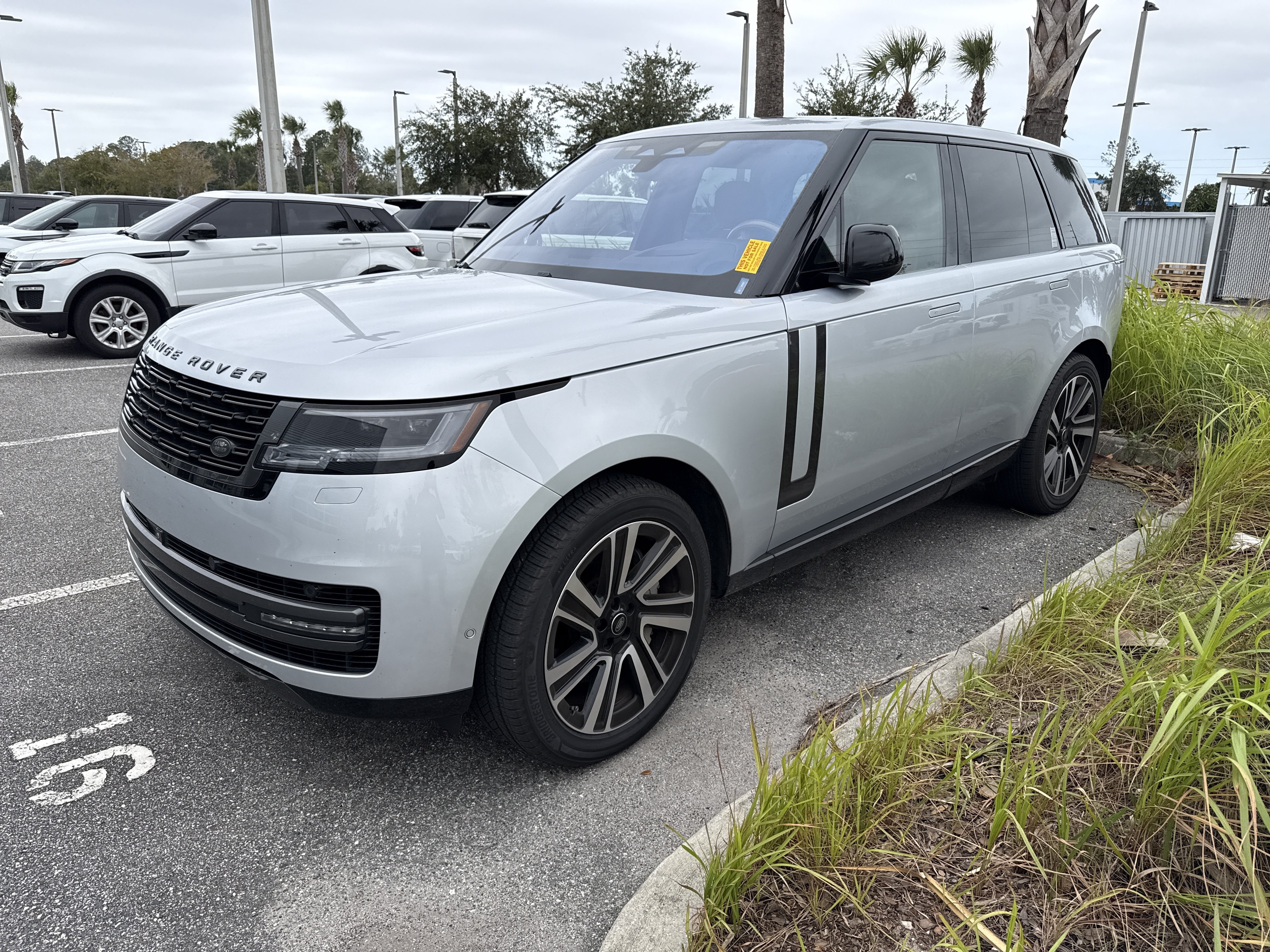 Used 2023 Land Rover Range Rover SE AWD/4WD image 1