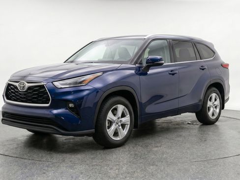 Used 2025 Toyota Highlander LE FWD image 3
