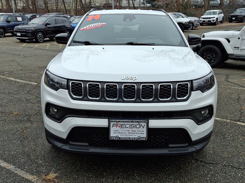 Used 2024 Jeep Compass Latitude AWD/4WD image 2