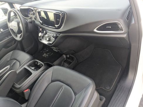 Used 2025 Chrysler Pacifica Select image 22