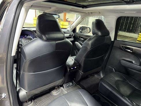 Used 2021 Toyota Highlander Platinum AWD/4WD image 30