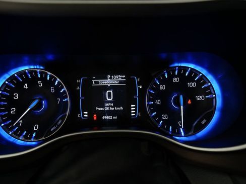 Used 2024 Chrysler Voyager LX image 2