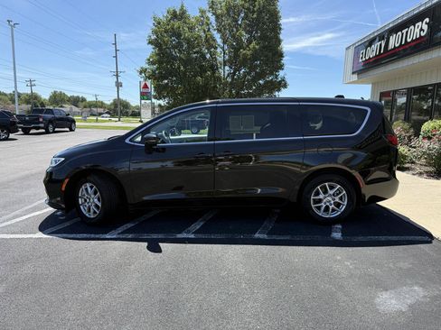 Used 2024 Chrysler Pacifica Touring-L FWD image 2