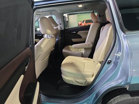 Used 2020 Toyota Highlander XLE FWD image 15