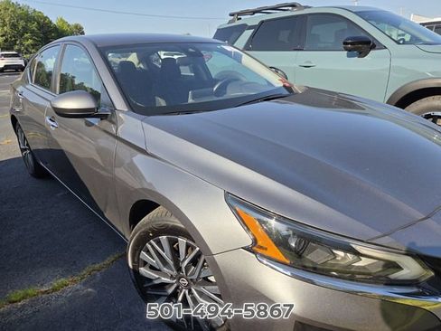Used 2023 Nissan Altima 2.5 SV FWD image 4