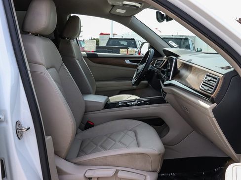 Used 2024 Volkswagen Atlas SE w/ Black Wheel Package image 16