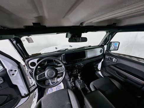 Used 2025 Jeep Wrangler Unlimited Sahara AWD/4WD image 20