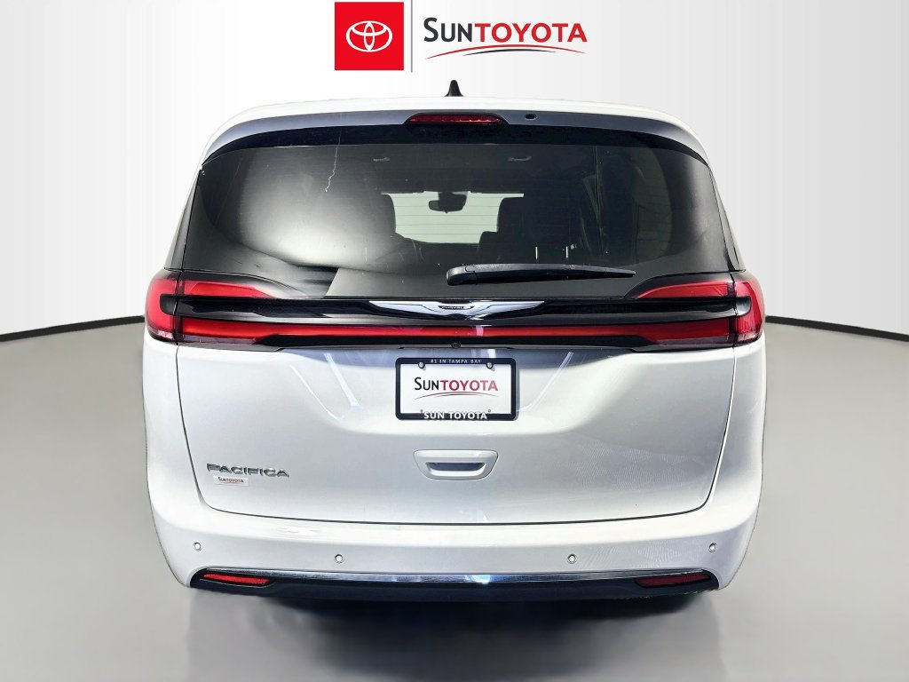 Used 2024 Chrysler Pacifica Touring-L FWD image 4
