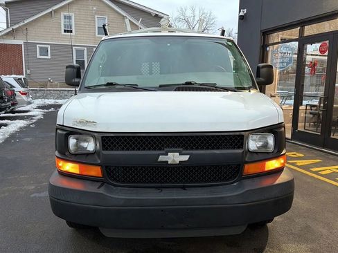 Used 2009 Chevrolet Express 2500 Van 3D image 2
