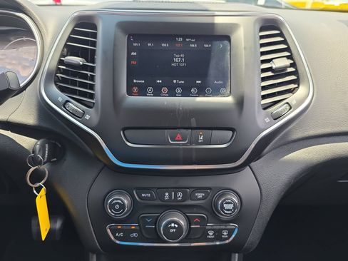 Used 2021 Jeep Cherokee Latitude FWD image 22