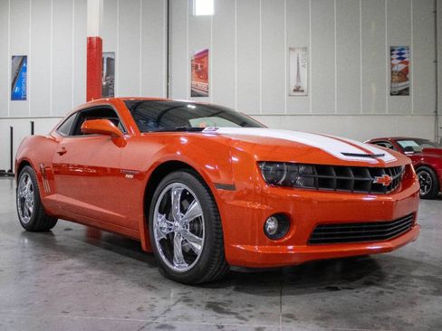 Used 2010 Chevrolet Camaro SS w/ RS Package RWD image 9