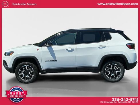 Used 2024 Jeep Compass Trailhawk AWD/4WD image 3