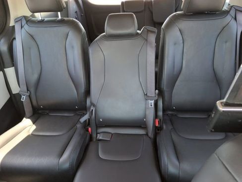 Used 2023 Kia Carnival LX image 26