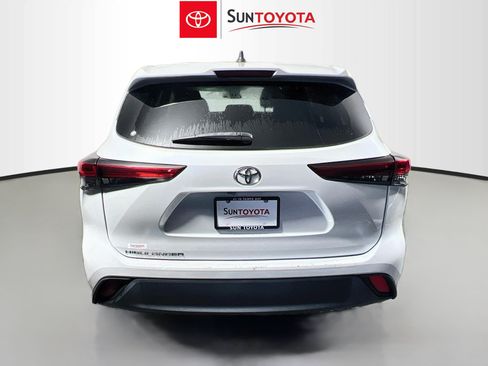 Used 2022 Toyota Highlander L FWD image 5