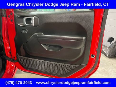 Used 2024 Jeep Wrangler Unlimited w/ Convenience Group AWD/4WD image 10
