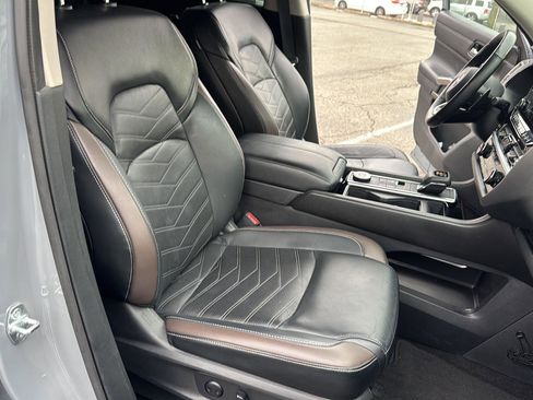 Used 2023 Nissan Pathfinder Platinum image 37