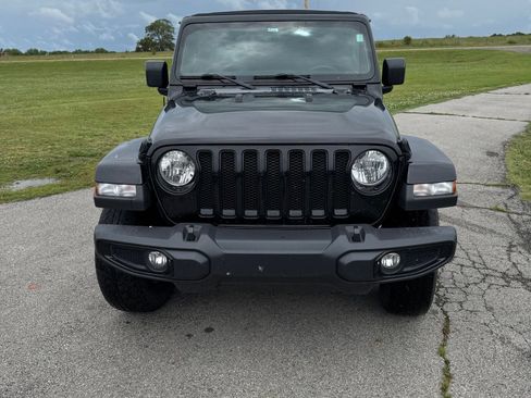 Used 2023 Jeep Wrangler Unlimited Sahara AWD/4WD image 2