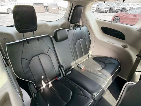Used 2023 Chrysler Pacifica Limited image 28