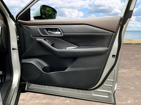 Used 2021 Nissan Rogue Platinum FWD image 30