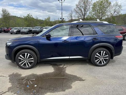 Used 2025 Nissan Pathfinder Platinum w/ Cargo Package image 3