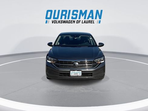 Used 2024 Volkswagen Jetta SE FWD image 3