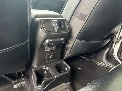 Used 2019 Jeep Wrangler Unlimited Sahara w/ Safety Group image 8