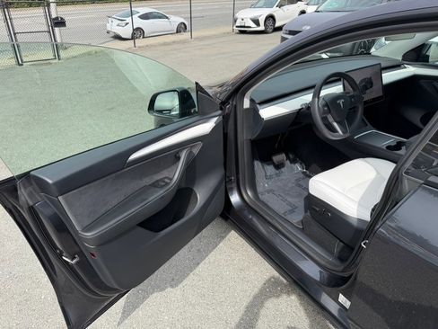 Used 2024 Tesla Model Y Long Range image 9