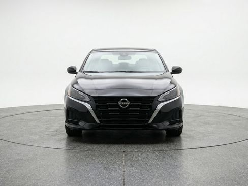 Used 2025 Nissan Altima 2.5 SV image 2