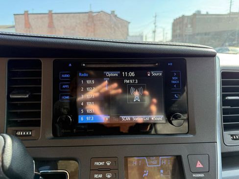 Used 2017 Toyota Sienna SE image 11