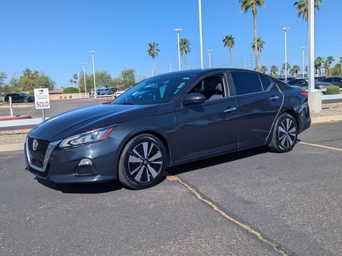 Used 2021 Nissan Altima 2.5 SV image 2