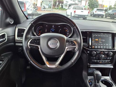 Used 2022 Jeep Grand Cherokee Laredo X image 17