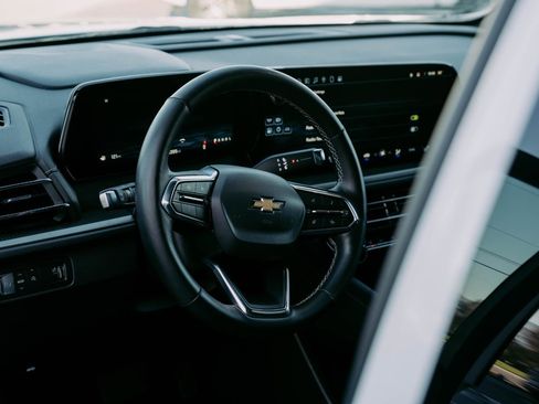 Used 2025 Chevrolet Traverse LT image 21