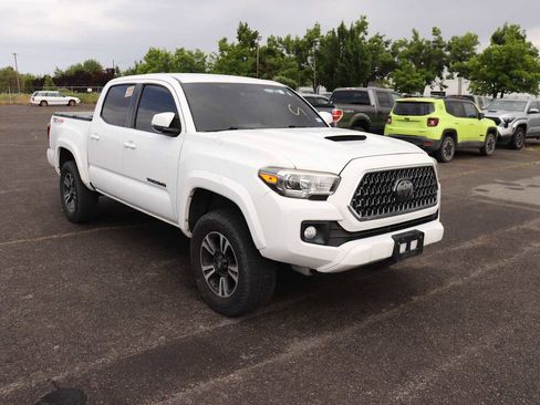 Used 2019 Toyota Tacoma TRD Sport w/ Technology Package AWD/4WD image 3