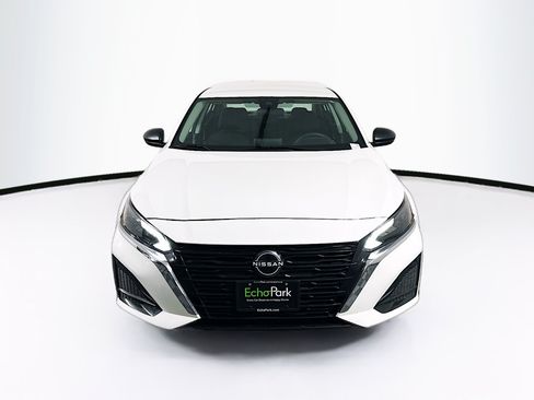 Used 2025 Nissan Altima 2.5 SV FWD image 2