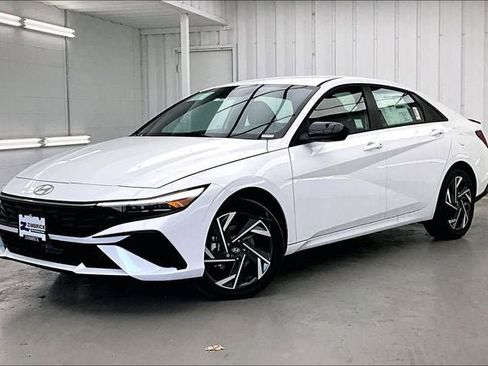 Used 2025 Hyundai Elantra SEL image 2