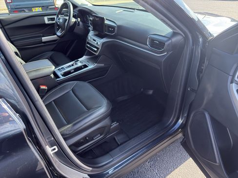 Used 2022 Ford Explorer XLT w/ Equipment Group 202A image 34