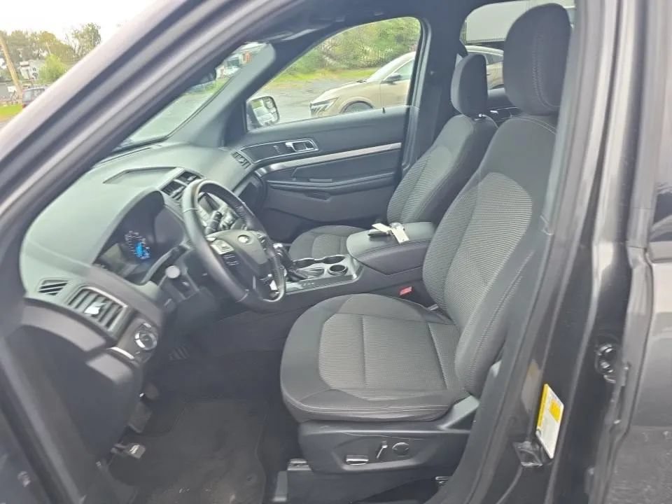 Used 2018 Ford Explorer XLT FWD image 5