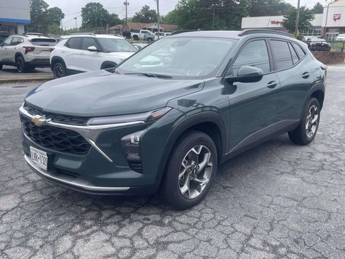Used 2025 Chevrolet Trax LT FWD image 7
