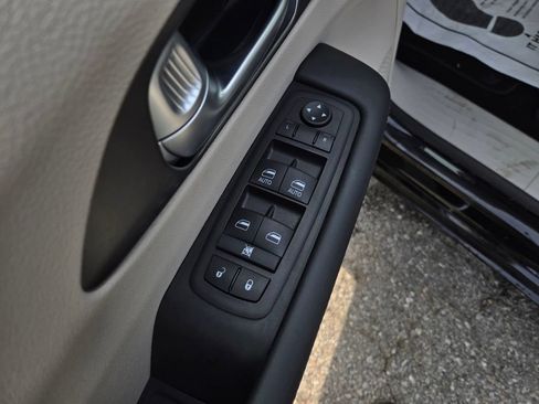 Used 2024 Chrysler Pacifica Touring-L AWD/4WD image 13