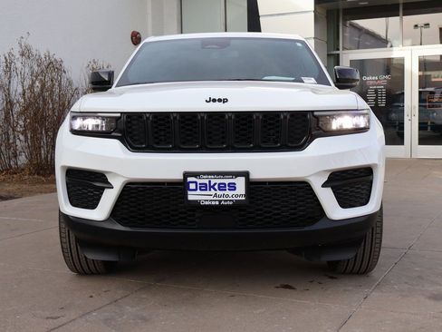 Used 2023 Jeep Grand Cherokee Altitude image 3