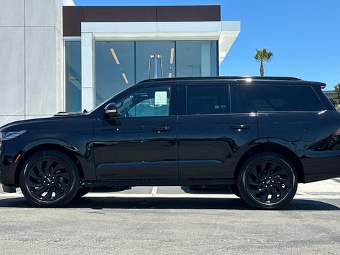 New 2026 Lincoln Navigator Reserve w/ Jet Appearance Package AWD/4WD image 6