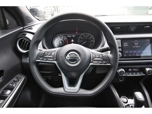 Used 2018 Nissan Kicks SV FWD image 15