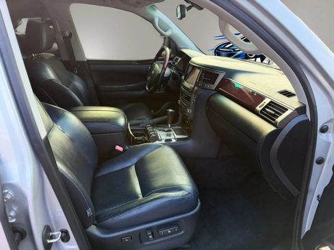 Used 2013 Lexus LX 570 4WD w/ Luxury Pkg image 26