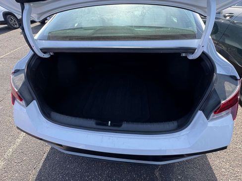 Used 2025 Hyundai Elantra Limited image 32